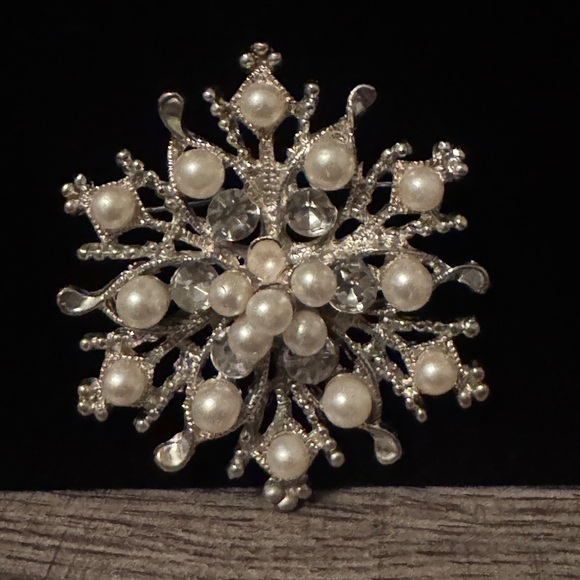 Jewelry - Elegant Silver and Pearl Brooch | Snowflake ❄️ | Holiday